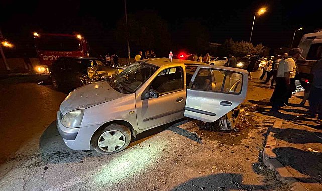 Otomobiller çarpıştı, sıkışan kadını itfaiye kurtardı