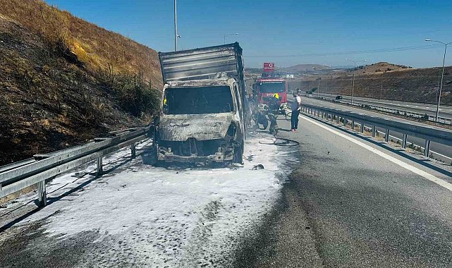 Otoyolda kamyonet alevlere teslim oldu