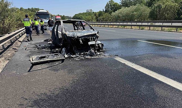 Otoyolda yabancı plakalı otomobil alev alev yandı, geriye demir yığınları kaldı