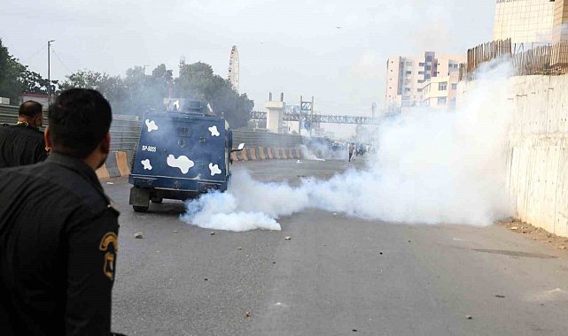 Pakistan'da eski Başbakan Khan destekçilerine polis müdahalesi: 300 gözaltı