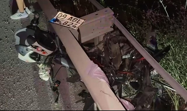 Paramparça olan motosikletin sürücüsü hatsaneye kaldırıldı