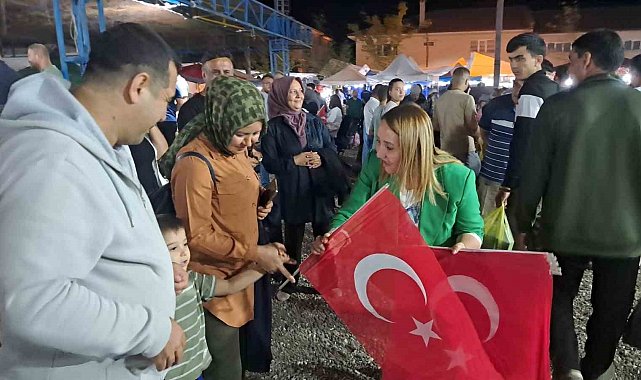 Pazaryeri'nde 30 Ağustos Coşkusu: 5 bin kişiye Türk Bayrağı dağıtıldı