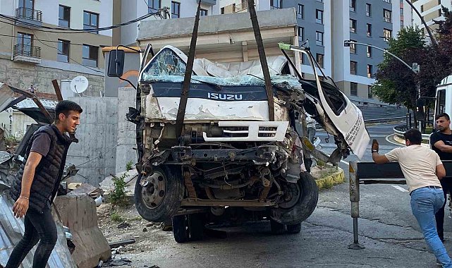 Rampadan inen kamyonet bariyerlere çarptı: 1 yaralı