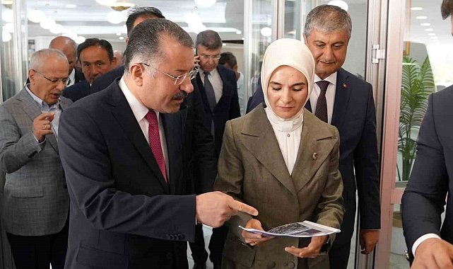 Rektör Kırışık bilimsel verilerle hazırlanan modeli Bakan Göktaş'a sundu