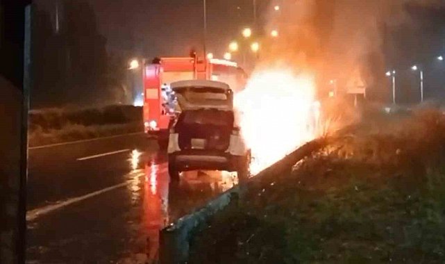 Rize'de seyir halindeki araç bir anda yanmaya başladı