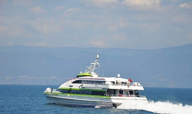 Rüzgar ve fırtına Marmara'da deniz seferlerini aksatıyor