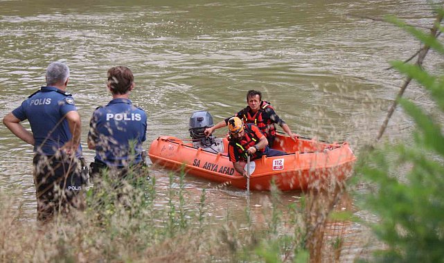 Sakarya Nehri'ne düştüğü iddia edilen 22 yaşındaki genç aranıyor