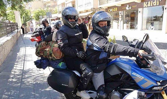 Sakarya'dan motosikletle yola çıkan iki arkadaş, eşleriyle Mardin'e ulaştı