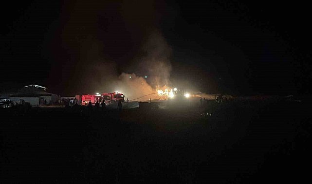 Samanlıkta çıkan yangın, 6 bin balya ve 4 traktörü küle çevirdi