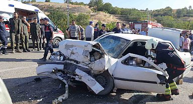 Samsun'da iki araç kafa kafaya çarpıştı: 1 ölü, 10 yaralı