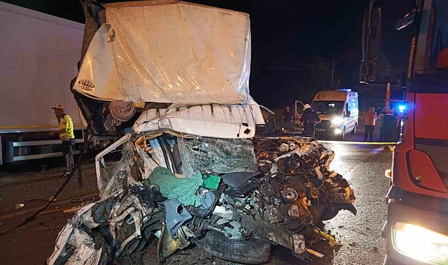 Samsun'da kamyonet park halindeki tıra çarptı: 1 ölü, 1 yaralı