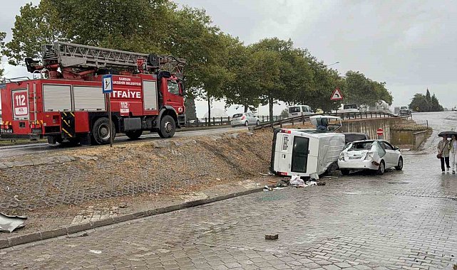 Samsun'da yoldan çıkan minibüs iki araca çarparak devrildi