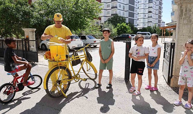 Sarı şalvarlı Adanalı, sıcakta sokak sokak limon dondurması satıyor