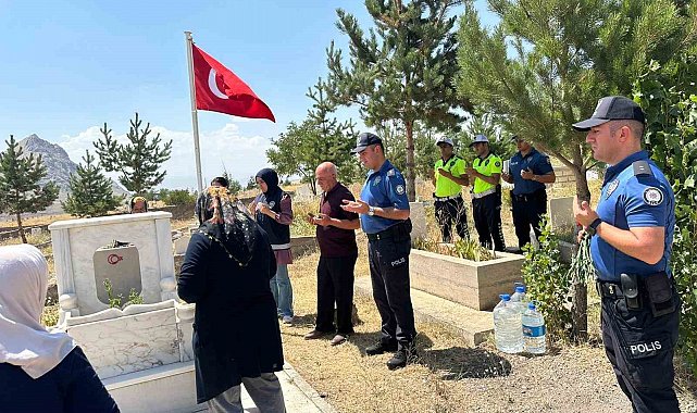 Şehit polis memuru kabri başında yad edildi