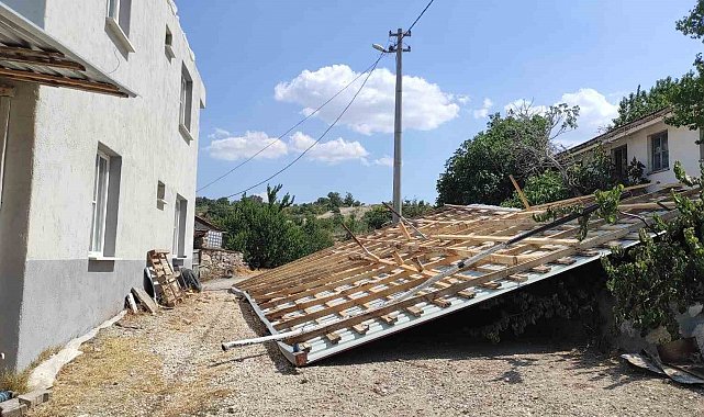 Selendi'de fırtına çatıları uçurdu