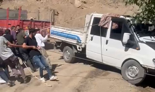 Şemdinli'de halatlı kurtarma operasyonu: Kamyonet uçurumun kenarından kurtarıldı