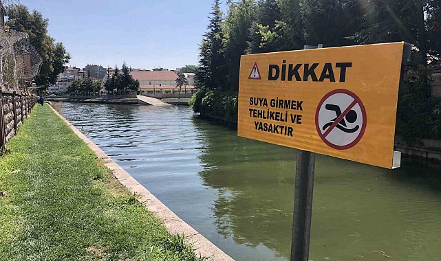 Serinlemek için Porsuk Çayı'na girdi, zabıta ekipleri tarafından çıkarıldı