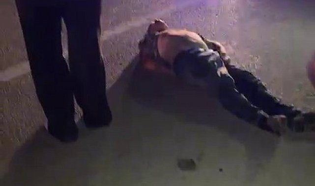 Seyir halindeki kamyonetin kasasından düştü