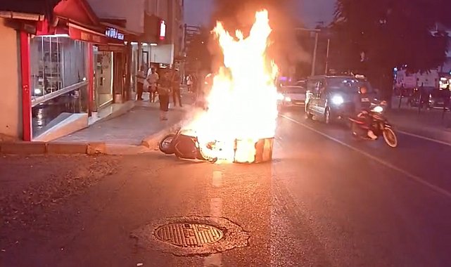 Seyir halindeki motosiklet yandı, olay anı güvenlik kamerasında