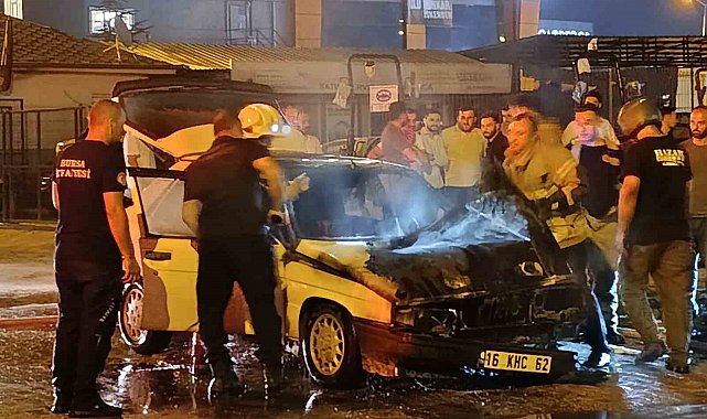 Seyir halindeki otomobil alev alev yandı