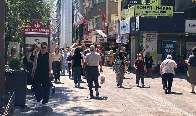 Sıcak hava çarşı yoğunluğunu azaltmadı