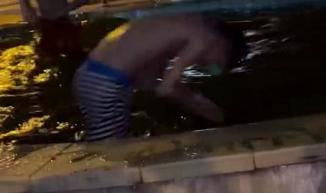 Sıcaktan bunalan çocuklar, süs havuzunda serinledi