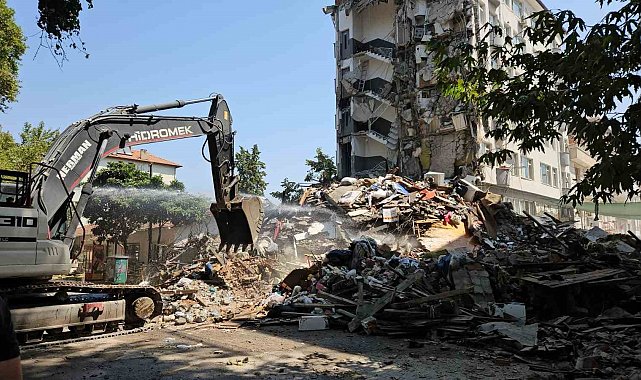 Sındırgı'da deprem sonrası hasarlı binaların yıkımına başlandı