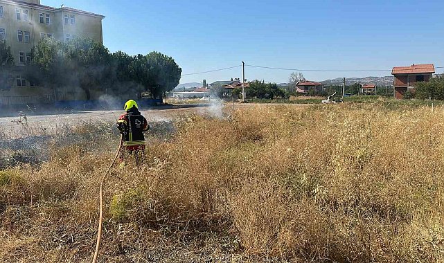 Sındırgı'da okul yanında çıkan ot yangını söndürüldü