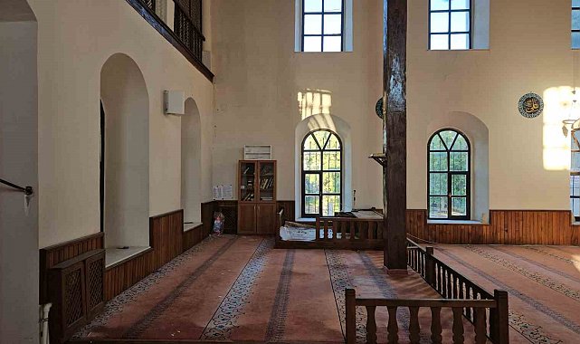 Sındırgı'daki depremde tarihi cami hasar gördü