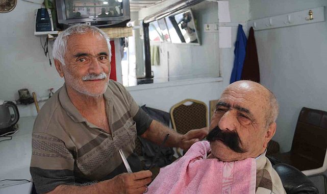 Sivas'ın en yaşlı berberi, 35 yıldır kerpiç dükkanda berberlik yapıyor