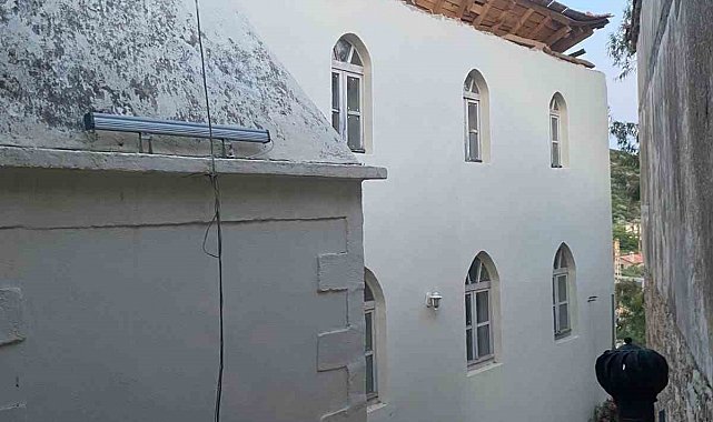 Söke Eski Doğanbey Köyü Camii'nin çatısı çöktü