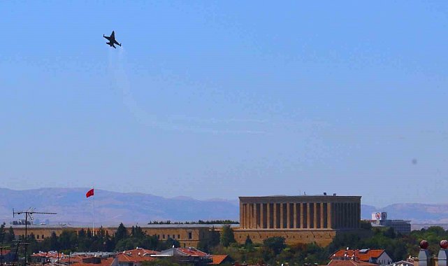 SOLOTÜRK, Anıtkabir semalarında çevre tanıma uçuşunu icra etti