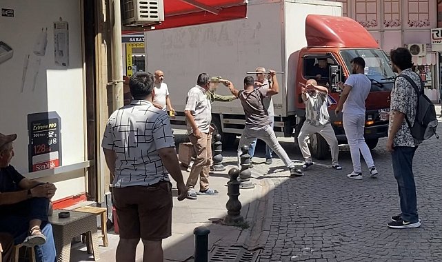 Sopalı yumruklu yol kapatma kavgası kamerada