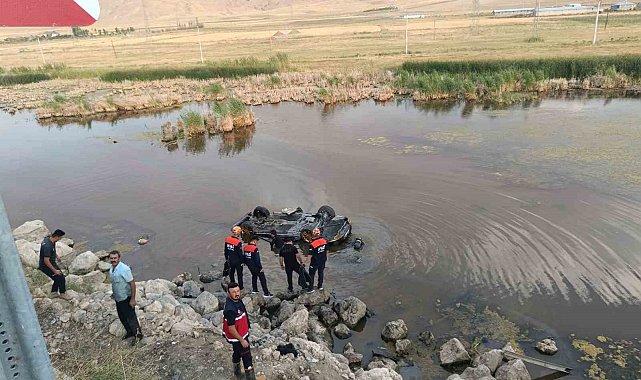 Sulak alana uçan otomobilden çıkarılan 3 kişi hastaneye kaldırıldı