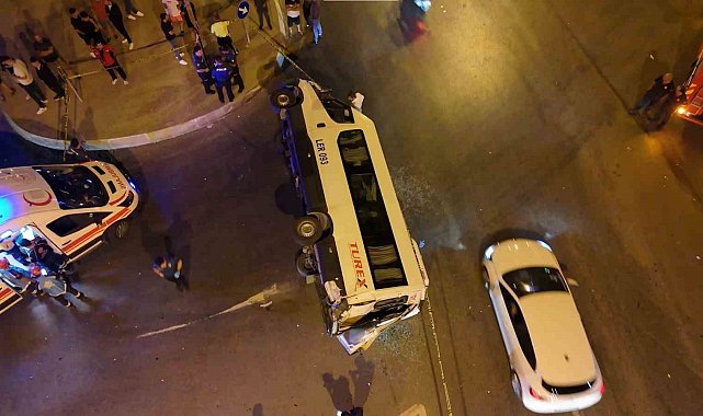 Sultanbeyli'de aşırı süratli araç minibüsle çarpıştı: 10 yaralı