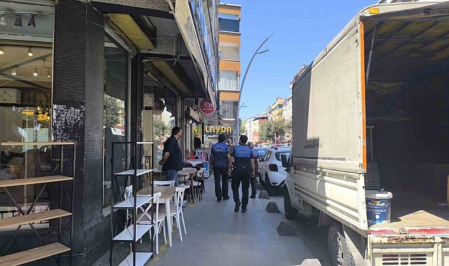 Sultangazi'de zabıtalardan kaldırım işgaline geçit yok