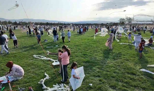 Suluova'da uçurtma şenliğinde gökyüzü renklendi, çocuklar ve aileleri eğlendi