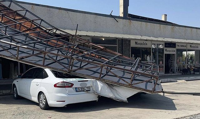 Susurluk'ta park halindeki araçların üzerine tabela devrildi