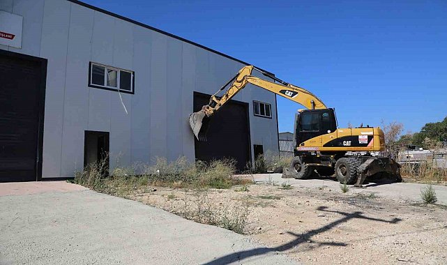 Tahtalı'da kaçak yapı yıkıldı