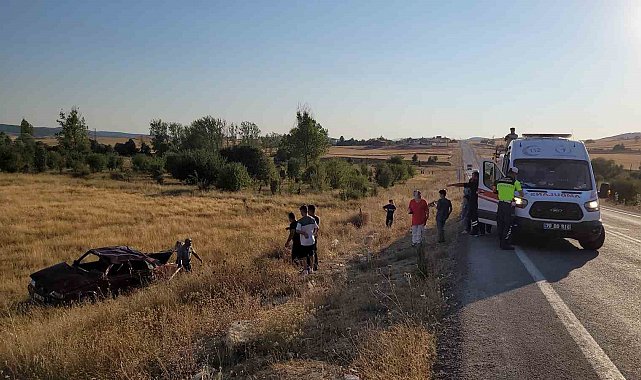 Takla atan otomobil tarlaya uçtu: 1'i ağır 5 yaralı