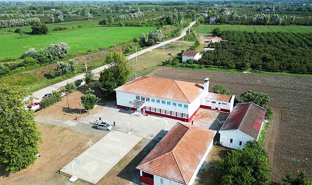 Taraftarlar okulu kırmızı-beyaza boyadı