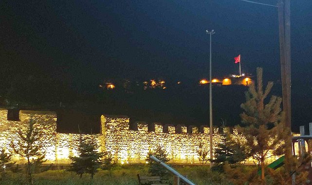 Tarihi Ardahan Kalesi ışıklandırıldı