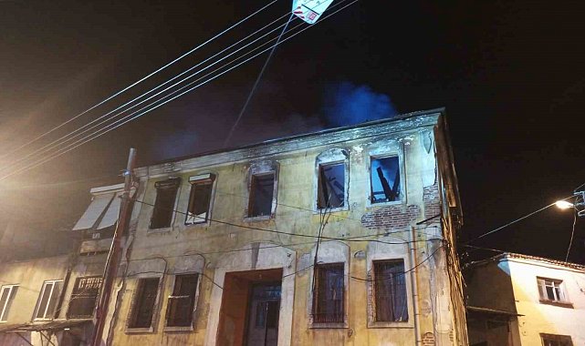 Tarihi binada çıkan yangın paniğe yol açtı