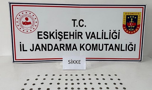 Tarihi eser kaçakçısı çantasındaki sikkelerle yakalandı