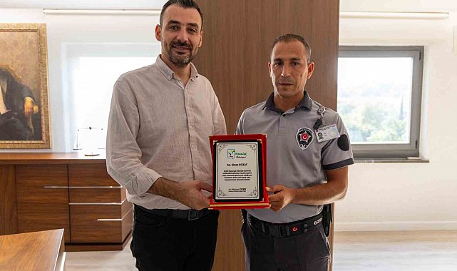 Tarihi köprüden atlama girişimine engel olan güvenlik görevlisine plaket