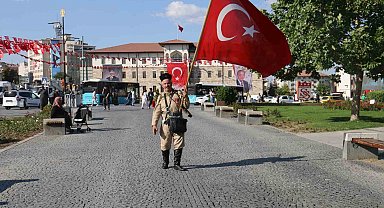 Tarihi yansıtan kıyafetleriyle Sivas sokaklarında dolaşıyor, görenler fotoğraf çektirmek için yarışıyor
