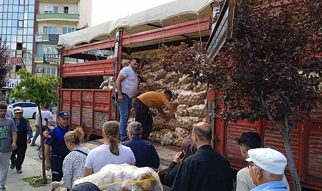 Tarlasında yetiştirdiği 20 ton patatesi vatandaşa dağıttı