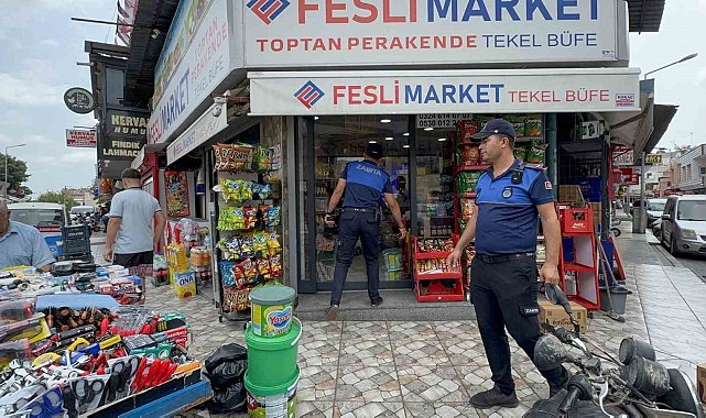 Tarsus'ta kaldırımları işgal eden tezgahlar kaldırıldı