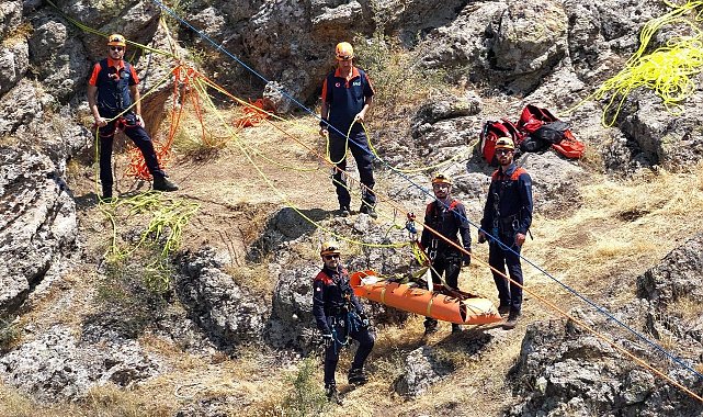 Tatbikat gerçeğini aratmadı: Dağda mahsur kalan yaralı vatandaşı kurtarmak için ekipler seferber oldu
