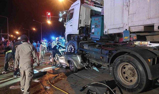 Tayland'da tır kırmızı ışıkta bekleyen araçları biçti: 1 ölü, 4 yaralı